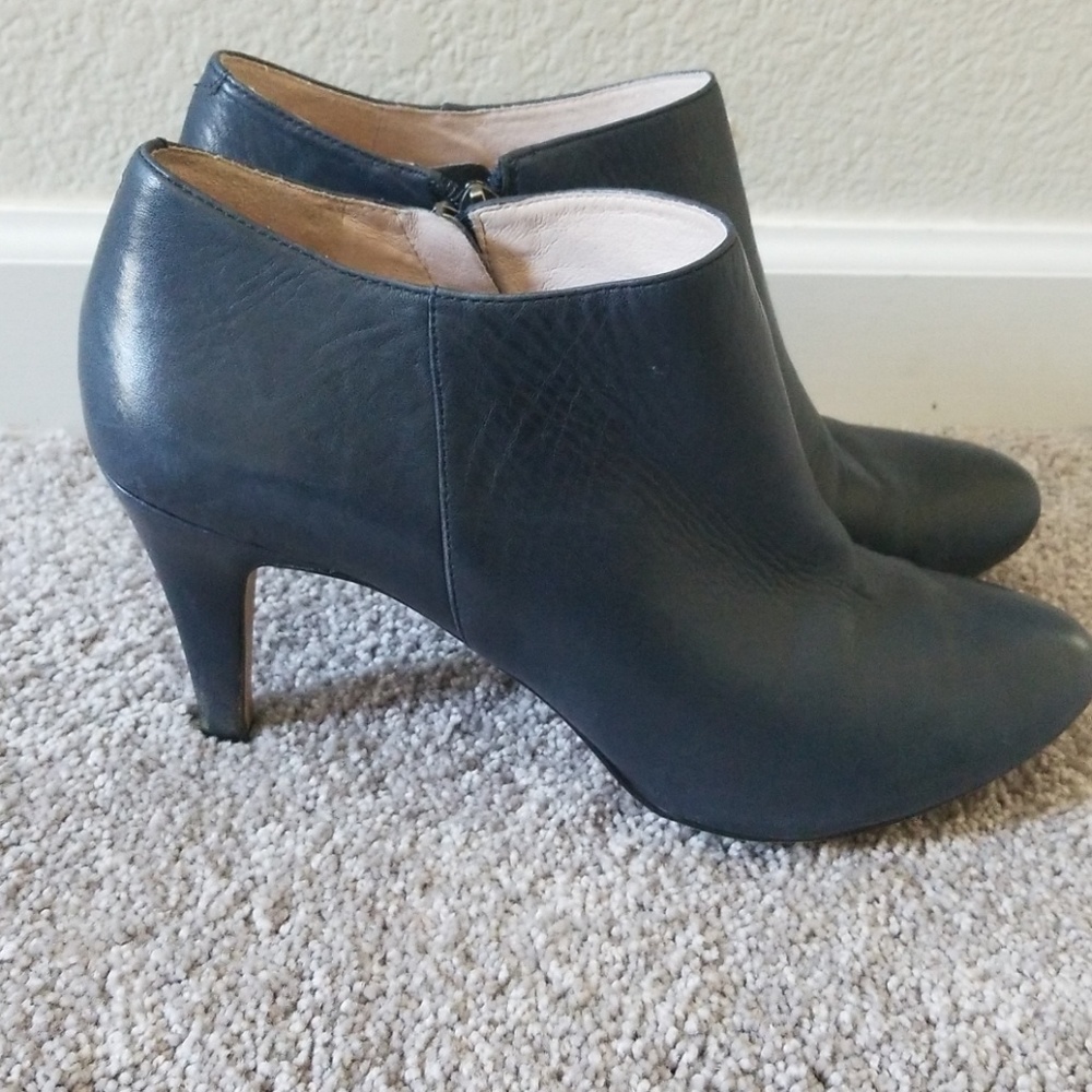 VINCE CAMUTO navy blue bootie heels